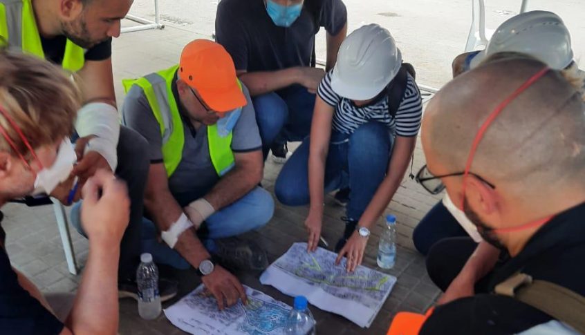 فريق هندسي يكشف على مباني مار مخايل المتضررة باشراف المحافظ عبود
