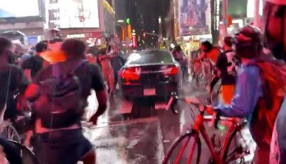سيارة تدهس حشداً من المتظاهرين في نيويورك