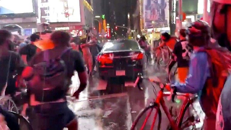 سيارة تدهس حشداً من المتظاهرين في نيويورك