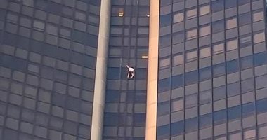 بالفيدو: رجل يتسلق ناطحة سحاب فرنسية دون معدات حماية