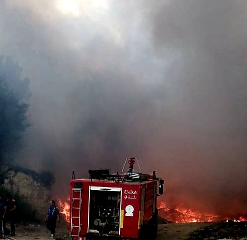إندلاع النار في مكب للنفايات في محلة النبع في خراج فنيدق