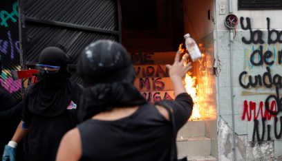 مكسيكيات غاضبات يشعلن النار في مبنى حكومي