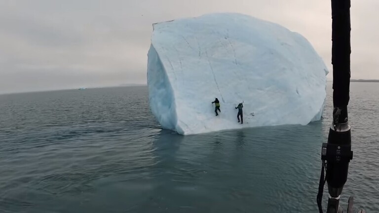 جبل جليدي ينقلب باثنين من المغامرين في المحيط المتجمد الشمالي