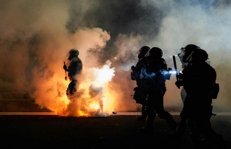 بورتلاند توجه بوقف العنف وحظر استخدام الغاز المسيل للدموع