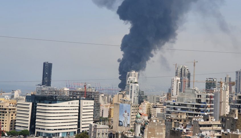 بالفيديو والصور: حريق كبير قرب مرفأ بيروت