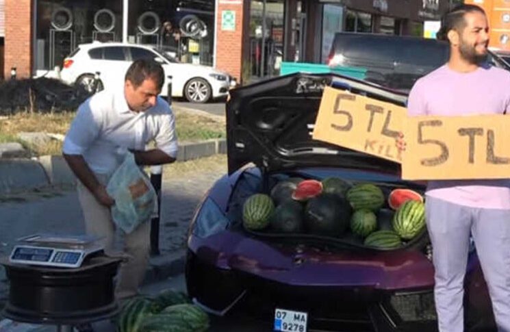 في سابقة من نوعها… بيع بطيخ على سيارة لامبورغيني!