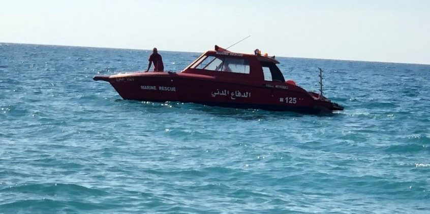 الدفاع المدني أنقذ غريقين عند شاطئ العريضة