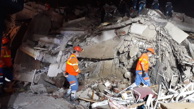 ارتفاع عدد ضحايا زلزال إزمير إلى 17 قتيلاً و709 جرحى