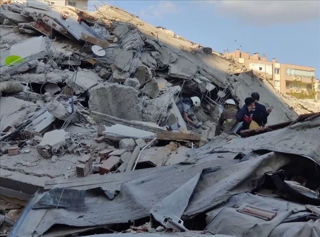 تركيا.. إنقاذ 70 شخصاً من تحت أنقاض زلزال إزمير