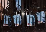 إلصاق شعارات على منزل الحريري في فرنسا معارضة لاستلامه رئاسة الحكومة(صور)