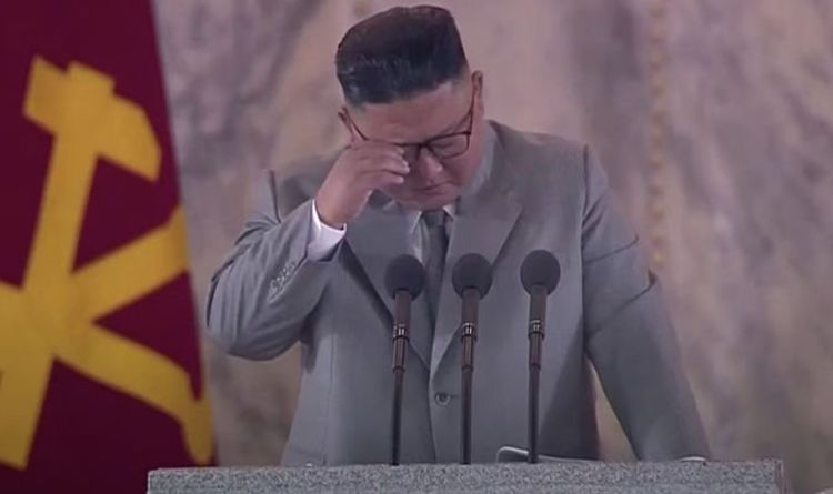 بالفيديو: الزعيم “كيم” يبكي أمام الشعب!