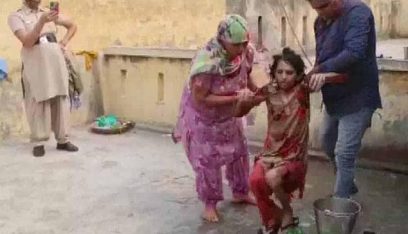 بالفيديو: هندي يحبس زوجته لعام ونصف في المرحاض!