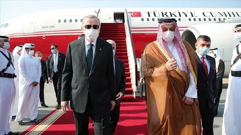أردوغان يصل العاصمة القطرية لبحث العلاقات الثنائية