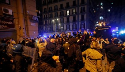 مئات الإيطاليين يحتجون على الإجراءات الصحية في كامبانيا