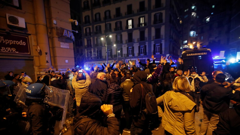 مئات الإيطاليين يحتجون على الإجراءات الصحية في كامبانيا