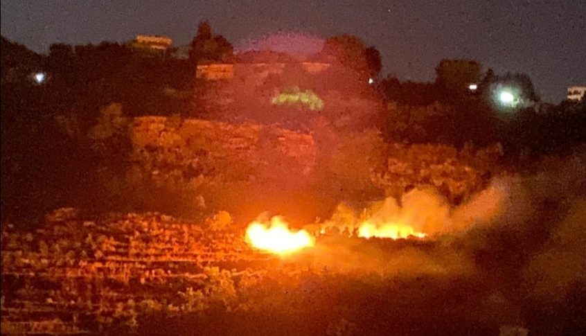 قنبلة مضيئة القاها العدو الاسرائيلي في خراج بليدا تسببت بحريق