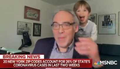 بالفيديو: طفل يفاجئ جده خلال مقابلة مباشرة على الهواء!