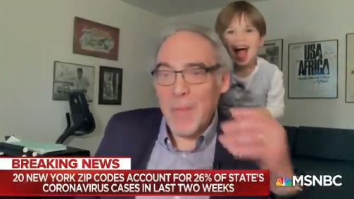 بالفيديو: طفل يفاجئ جده خلال مقابلة مباشرة على الهواء!