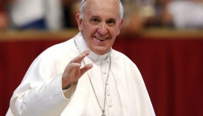 البابا فرنسيس يحضر القداس عشية عيد القيامة دون أن يترأسه