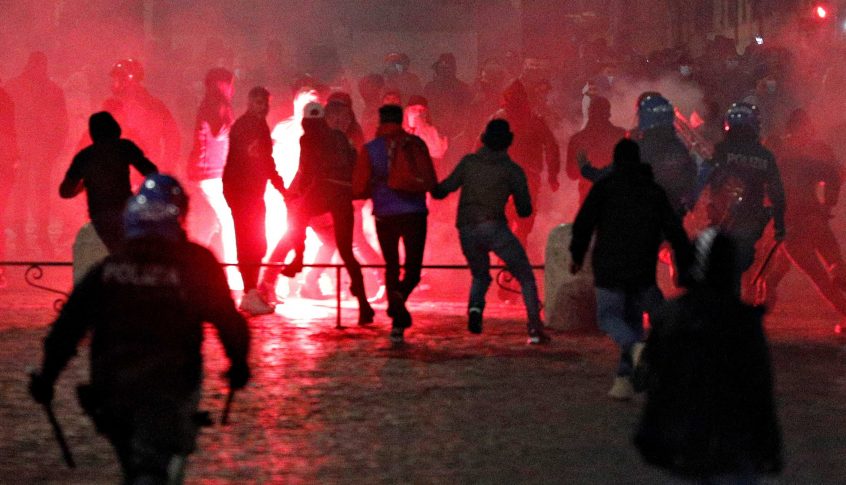 تظاهرات في ميلانو احتجاجاً على قيود كورونا الجديدة واشتباكات مع الشرطة الايطالية