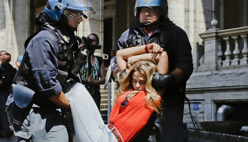 مواجهات عنيفة مع الشرطة الايطالية بعد فرض السلطات حظرا للتجوال بسبب كورونا