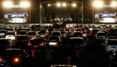 بلدية تركية تنظم حفلاً موسيقياً للأهالي داخل سياراتهم