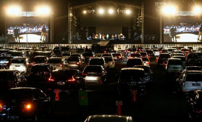 بلدية تركية تنظم حفلاً موسيقياً للأهالي داخل سياراتهم