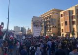 المسيرة الشعبية بذكرى 17 تشرين وصلت الى أمام مصرف لبنان