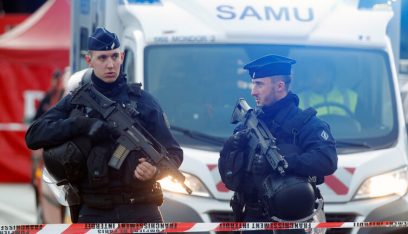 الشرطة الفرنسية تعلن احتجاز مشتبه فيه على صلة بالهجوم على كاهن في ليون