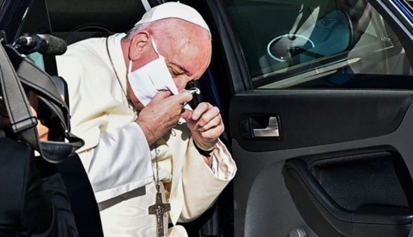 البابا فرنسيس يضع كمامة للمرة الأولى خلال مناسبة عامة