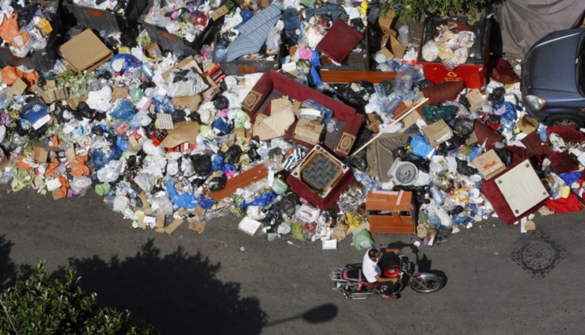 إزالة النفايات المكدسة على الاتوستراد الدولي في المنية