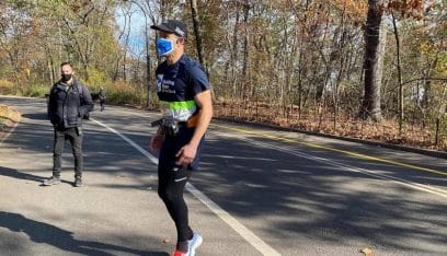 بالفيديو: رجل كفيف ركض 5 كيلومترات منفرداً