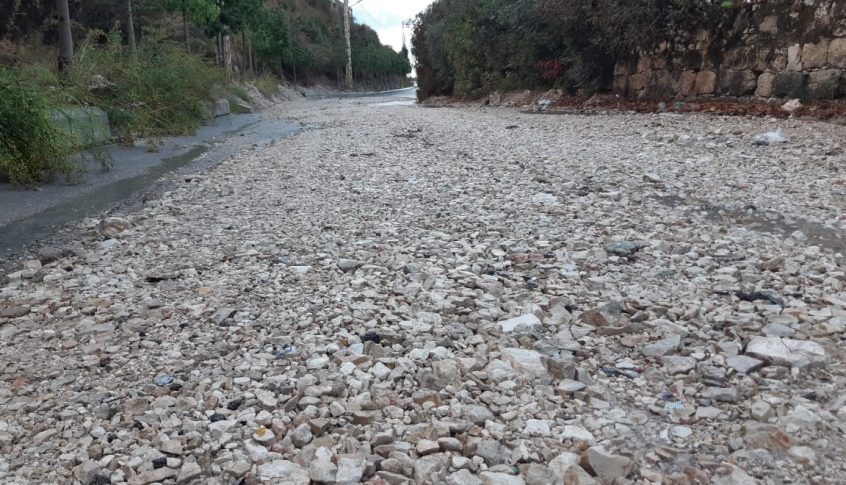 انهيار التربة اقفل طريق الشرحبيل – وادي اشمون