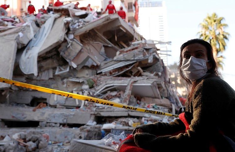 بعد 65 ساعة.. إنقاذ طفلة من تحت أنقاض زلزال إزمير (فيديو)