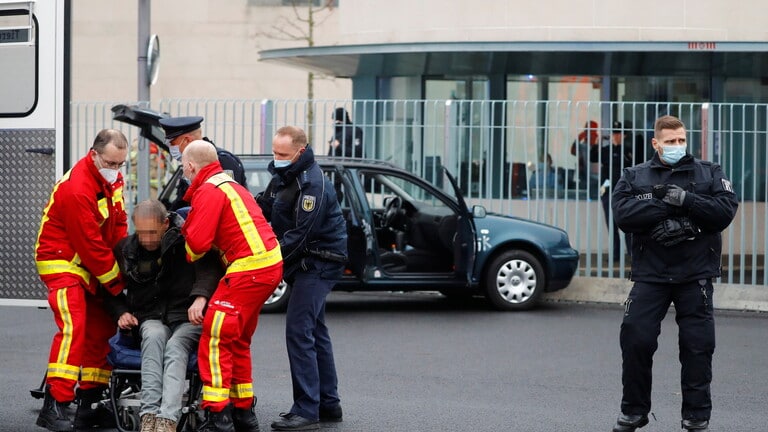 بالصور: سيارة تصطدم ببوابة مقر المستشارة الألمانية في برلين