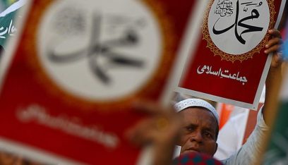 الغارديان: غضب المسلمين من ماكرون يهدد بتصعيد التوتر في أوروبا