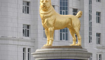 دولة آسيوية تكرّم كلباً بتمثال ذهبي