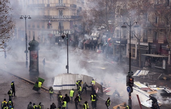 مواجهات محتدمة بين الشرطة الفرنسية ومتظاهرين في باريس