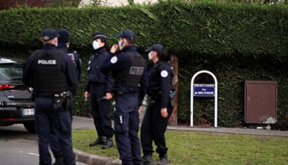 الشرطة الفرنسية تلقي القبض على رجل مسلح بساطور