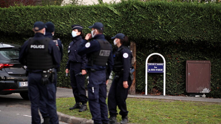 الشرطة الفرنسية تلقي القبض على رجل مسلح بساطور