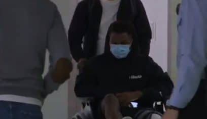 نجم برشلونة فاتي يغادر المستشفى على كرسي متحرك