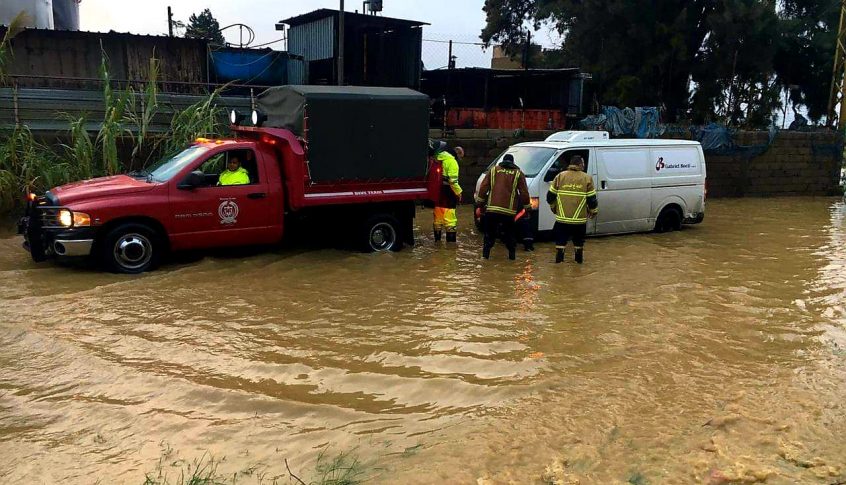 إنقاذ مواطنين علقوا داخل سياراتهم على الطريق البحرية في زوق مكايل بسبب غزارة الامطار