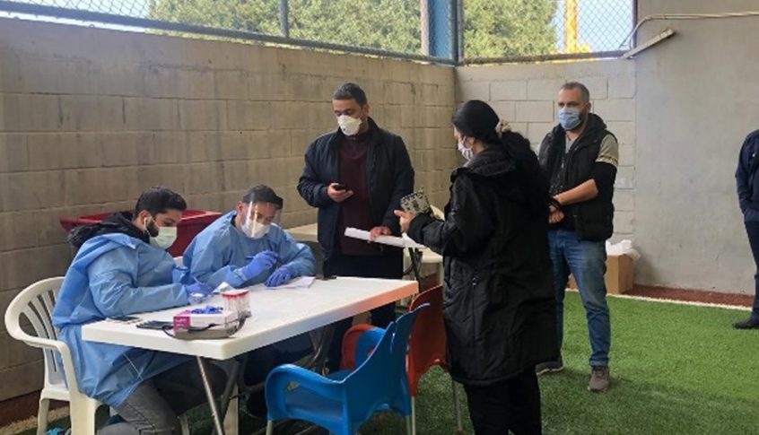 فريق من وزارة الصحة يقوم بفحوص لمخالطي مصابين في الضنية