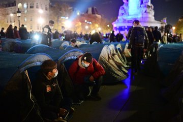 إطلاق الغاز المسيل للدموع لتفكيك مخيم للمهاجرين وسط باريس