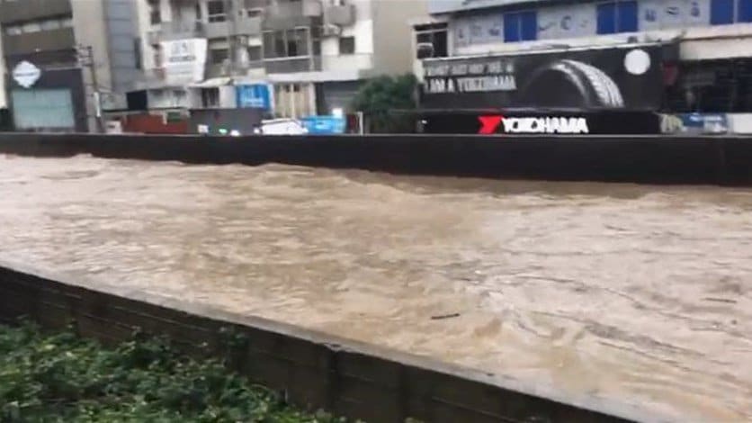 كيف ردت وزارة الأشغال على الانتقادات بعد غرق الطرقات بمياه الأمطار؟