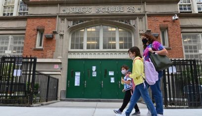 نيويورك تعيد إغلاق المدارس بدءاً من الغد