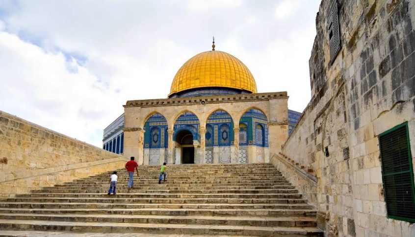طفل يعثر على تحفة ذهبية في القدس عمرها نحو 3 آلاف عام!