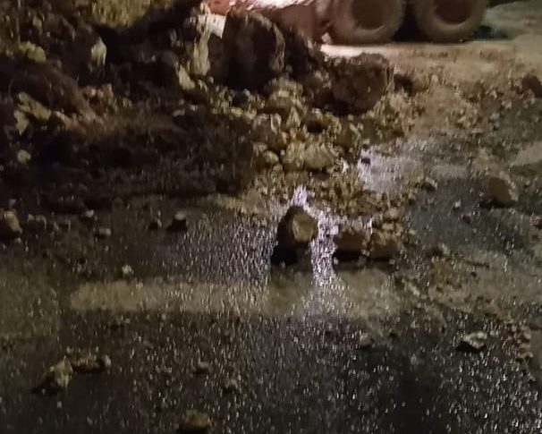 إنقطاع طريق الشرحبيل وادي أشمون بعد انهيار للتربة بسبب تساقط الأمطار