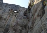 مساهمة عناصر من الجيش في تنظيف جدران قلعة طرابلس الأثرية