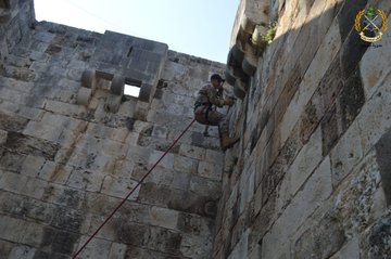 مساهمة عناصر من الجيش في تنظيف جدران قلعة طرابلس الأثرية